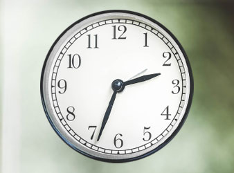 Eine Uhr mit laufender Zeit